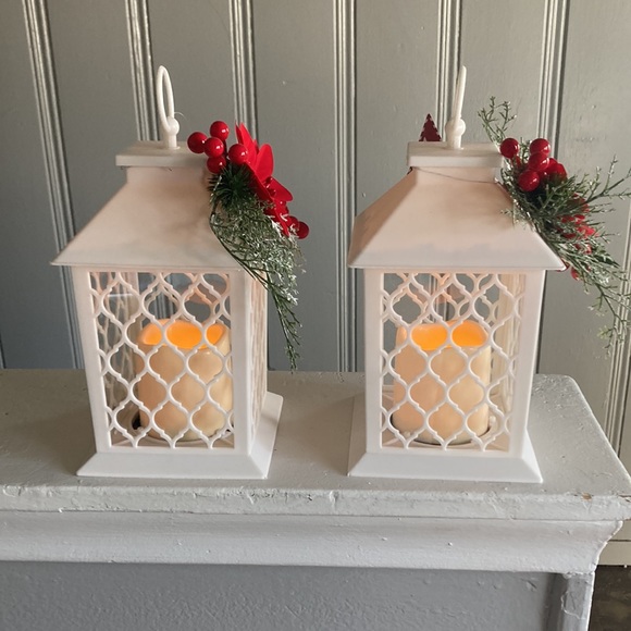 NWT Set of 2- Beautiful White- Red Floral Holiday LED Light Up Candle Lanterns - Picture 16 of 17